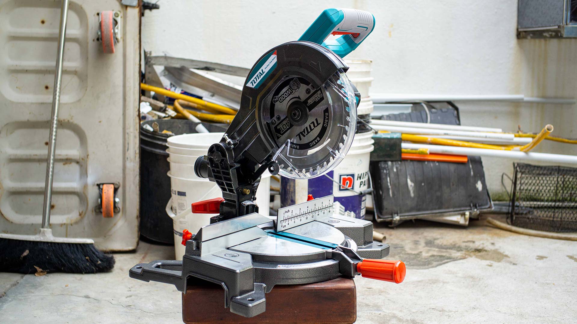 Total Lithium-Ion mitre saw 20V TMS2001