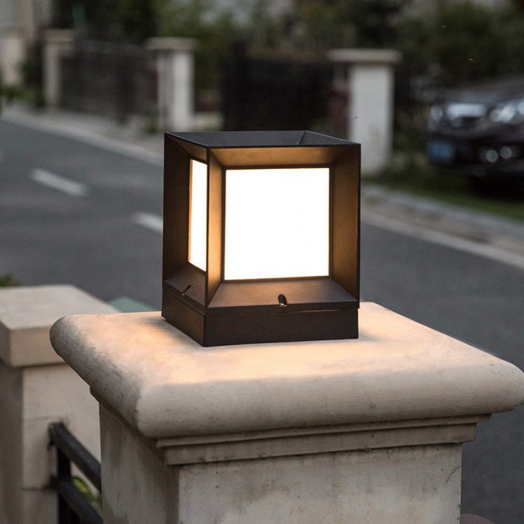 Solar pillar light